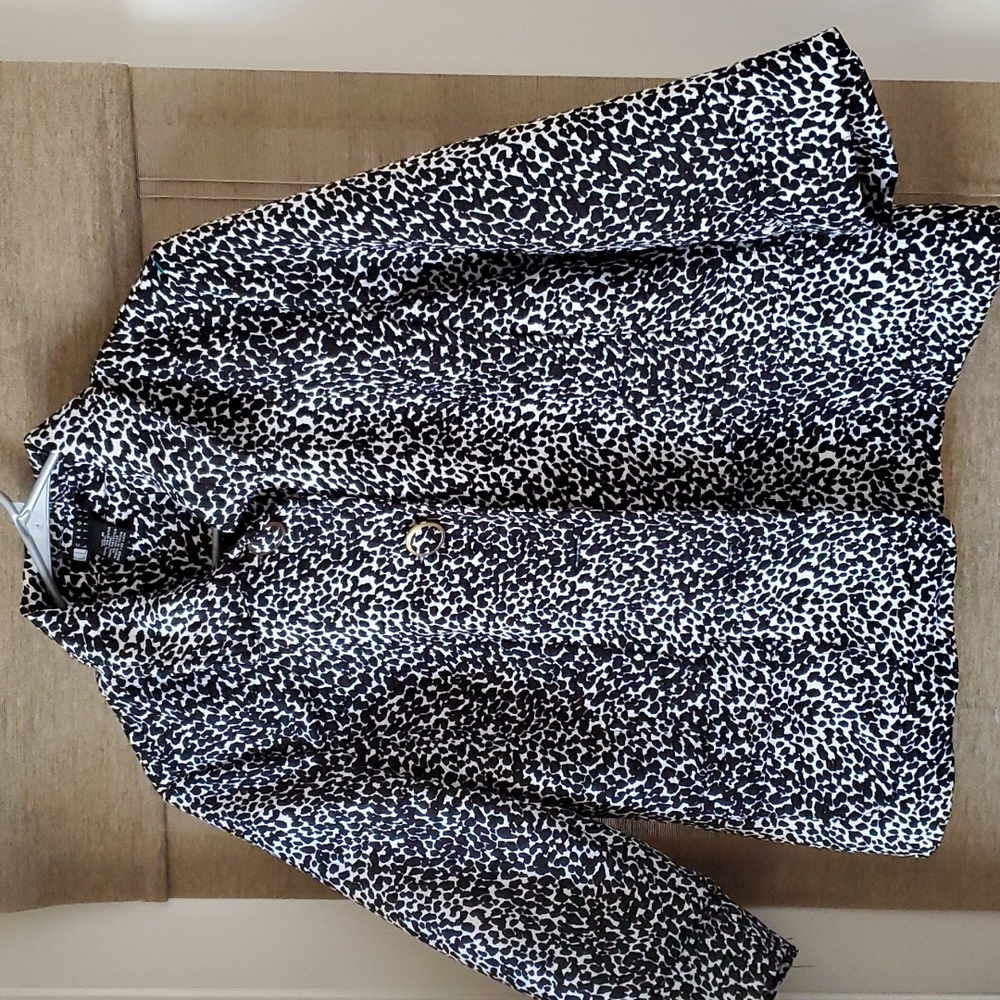 Cropped jacket 3/4 sleeves and black and white animal print.